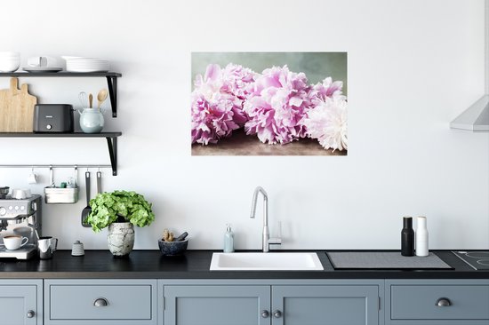 Poster Pivoines roses sur la table 90x60 cm - Tirage photo sur Poster (décoration murale salon / chambre)