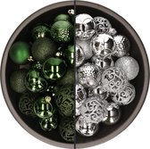 74x stuks kunststof kerstballen mix van zilver en donkergroen 6 cm - Kerstversiering