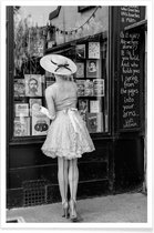 JUNIQE - Poster Vintage Girl Window Shopping -13x18 /Grijs & Wit