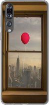 Geschikt voor Huawei P20 Pro hoesje - Rode ballon vliegt langs raam in New York - Siliconen Telefoonhoesje