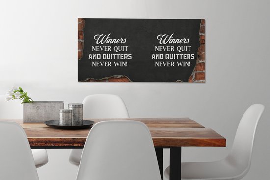 Canvas Schilderij Winners never quit, and quitters never win! - Quotes - Spreuken - 80x40 cm - Wanddecoratie - Vaderdag cadeau - Geschenk - Cadeautje voor hem - Tip - Mannen