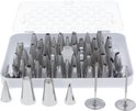 Een set van 55 metalen spuitmondjes in een witte plastic doos, met verschillende vormen, klaar voor taartdecoratie.