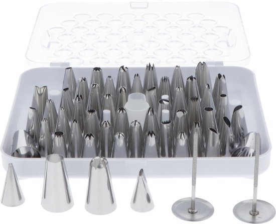 Een set van 55 metalen spuitmondjes in een witte plastic doos, met verschillende vormen, klaar voor taartdecoratie.