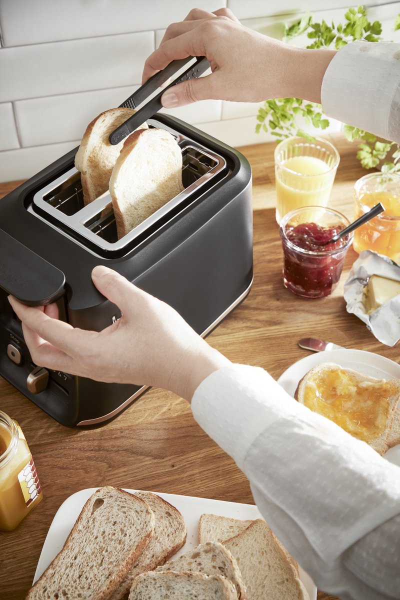 BLACK DECKER - broodrooster 820W | 2 sleuven | 7 bruiningsstanden | ontdooien, opwarmen, annuleren | 2 broodtangen voor alle broodsoorten | uitneembare kruimellade | wit