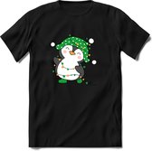 Pinguin Buddy Kerst T-shirt | Groen | Jongens / Meisjes | Grappige Foute kersttrui Shirt Cadeau | Kindershirt | Leuke Elf, Rendier, Kerstboom en Kerstballen Ontwerpen. Maat 164