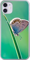 Geschikt voor iPhone 11 hoesje - Vlinder - Gras - Licht - Siliconen Telefoonhoesje