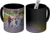 Magische Mok - Foto op Warmte Mok - Jonge moeder en twee kinderen met steppen - 350 ML - Uitdeelcadeautjes