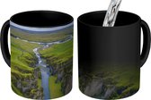 Magische Mok - Foto op Warmte Mok - Luchtfoto van een rivier in het Europese IJsland - 350 ML - Uitdeelcadeautjes