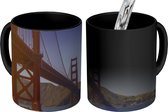 Magische Mok - Foto op Warmte Mok - De Golden Gate Bridge en de heldere blauwe rivier - 350 ML - Uitdeelcadeautjes