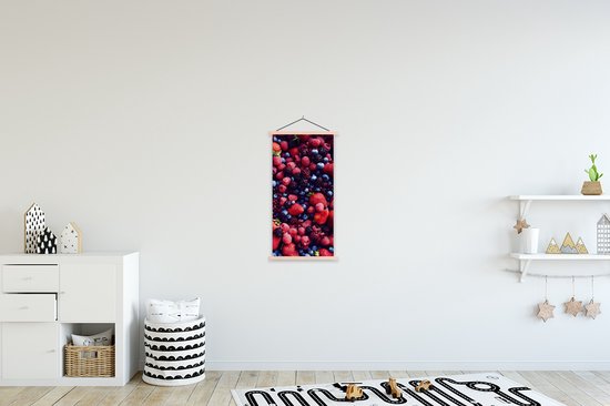 Posterhanger incl. Poster 40x80 cm - Schoolplaat - Aardbeien - Blauwe bes - Stilleven - Textielposter - Blanke latten