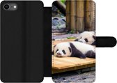 Bookcase Geschikt voor iPhone SE 2020 telefoonhoesje - Panda's - Vloer - Hout - Met vakjes - Wallet case met magneetsluiting