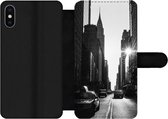 Bookcase Geschikt voor iPhone XS telefoonhoesje - Een rustige straat in New York in zwart-wit - Met vakjes - Wallet case met magneetsluiting