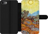 Bookcase Geschikt voor iPhone 8 telefoonhoesje - Olijfbomen met gele hemel en zon - Vincent van Gogh - Met vakjes - Wallet case met magneetsluiting