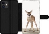 Bookcase Geschikt voor iPhone 12 Pro telefoonhoesje - Hert - Baby hert - Dieren - Meisjes - Jongens - Kinderen - Met vakjes - Wallet case met magneetsluiting