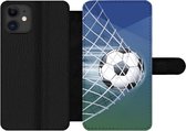 Bookcase Geschikt voor iPhone 12 Pro Max telefoonhoesje - Een illustratie van een voetbal in het net -Jongens - Meisjes - Kinderen - Met vakjes - Wallet case met magneetsluiting