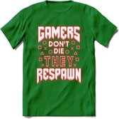 Gamers don't die T-shirt | Neon Rood | Gaming kleding | Grappig game verjaardag cadeau shirt Heren – Dames – Unisex | - Donker Groen - M