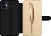 Bookcase Geschikt voor iPhone 12 Mini telefoonhoesje - Goud geverfde veer op een gouden achtergrond - Met vakjes - Wallet case met magneetsluiting