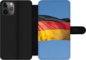 Bookcase Geschikt voor iPhone 11 Pro Max telefoonhoesje - Foto van de Duitse vlag - Met vakjes - Wallet case met magneetsluiting