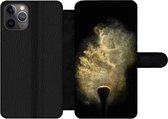 Bookcase Geschikt voor iPhone 11 Pro telefoonhoesje - Goud poeder op een zwarte achtergrond - Met vakjes - Wallet case met magneetsluiting