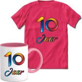 10 Jaar Vrolijke Verjaadag T-shirt met mok giftset Roze | Verjaardag cadeau pakket set | Grappig feest shirt Heren – Dames – Unisex kleding | Koffie en thee mok | Maat L