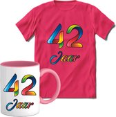 42 Jaar Vrolijke Verjaadag T-shirt met mok giftset Roze | Verjaardag cadeau pakket set | Grappig feest shirt Heren – Dames – Unisex kleding | Koffie en thee mok | Maat M