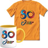 80 Jaar Vrolijke Verjaadag T-shirt met mok giftset Geel | Verjaardag cadeau pakket set | Grappig feest shirt Heren – Dames – Unisex kleding | Koffie en thee mok | Maat M