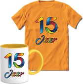 15 Jaar Vrolijke Verjaadag T-shirt met mok giftset Geel | Verjaardag cadeau pakket set | Grappig feest shirt Heren – Dames – Unisex kleding | Koffie en thee mok | Maat 3XL