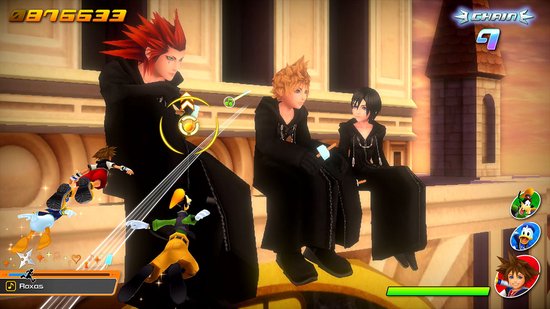 Axel, Roxas en Xion in zwarte outfits, met Donald, Goofy en Sora die rennen.