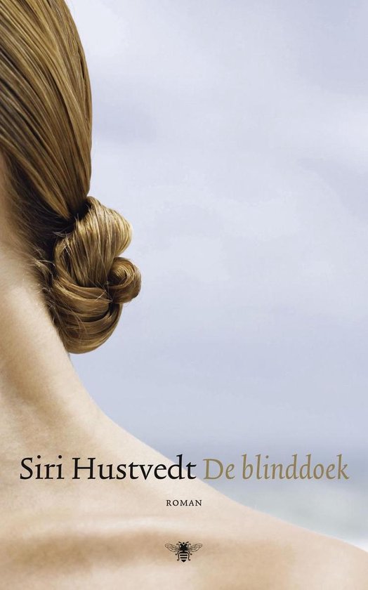 Boekcover 'De Blinddoek' van Siri Hustvedt. Toont de achterkant van een vrouw met haar haar opgestoken.