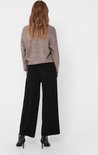 Model draagt achterkant van een zwarte wijde broek.