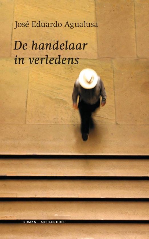 Boekcover 'De handelaar in verledens' met een man met hoed die een trap oploopt.