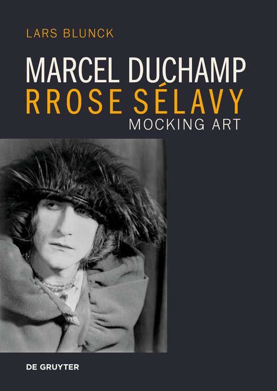Boekomslag met 'MARCEL DUCHAMP RROSE SÉLAVY MOCKING ART' en een zwart-witfoto van een persoon met een grote, veren hoed.