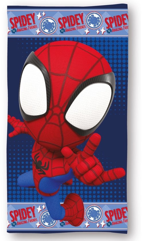 Une serviette avec Spidey de Spidey and His Amazing Friends. Spidey est rouge avec du bleu et a un motif de toile d'araignée. Le texte 'SPIDEY AMAZING FRIENDS' est en haut et en bas.