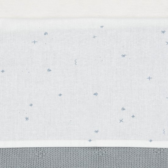 Lichtblauwe wiegdeken met een patroon van kleine blauwe sterretjes en kruisjes op een witte ondergrond.