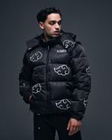 Model in zwarte puffer jas met witte wolkenprint, capuchon en opstaande kraag.