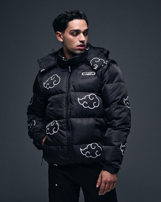 Model in zwarte puffer jas met witte wolkenprint, capuchon en opstaande kraag.