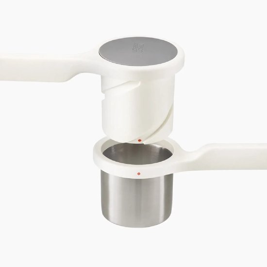 Detail van de witte Helix aardappelpers met zilverkleurige knop en rode markeringen.