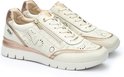 Sneaker Pikolinos en cuir écru perforé, accents dorés, fermeture éclair et lacets. Détails dorés métalliques sur le côté et le talon.