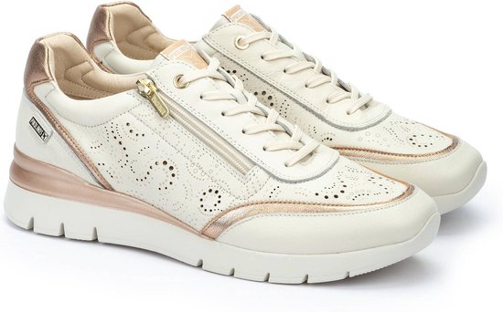 Sneaker Pikolinos en cuir écru perforé, accents dorés, fermeture éclair et lacets. Détails dorés métalliques sur le côté et le talon.