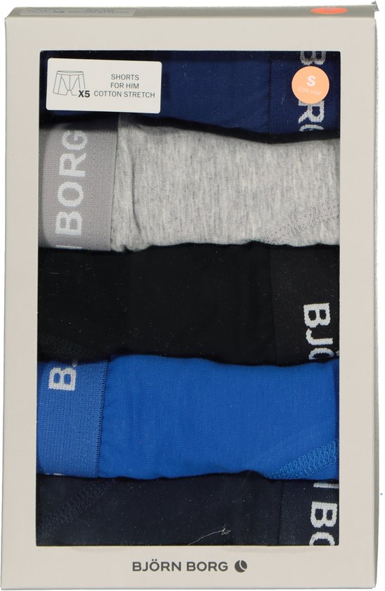 Doos met vijf Björn Borg boxershorts in marineblauw, grijs, zwart, kobaltblauw en donkerblauw.