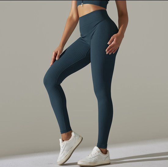Model dat een blauwgrijze sportlegging met ribbeltextuur draagt.