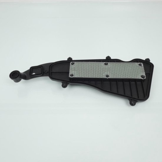 Boîtier de filtre à air noir avec grille métallique sur le dessus et un connecteur sur le côté gauche.