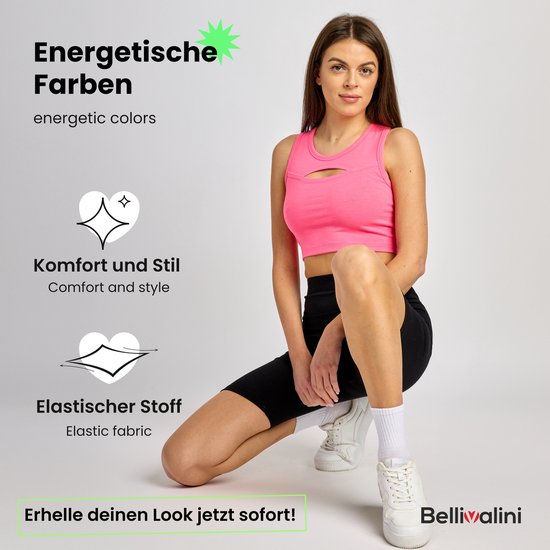 Model in roze sport top en zwarte fietsbroek, knielend.