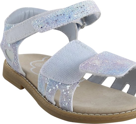 Close-up van een witte kindersandaal met glitter, klittenband en open teen. Merk: Vertbaudet.