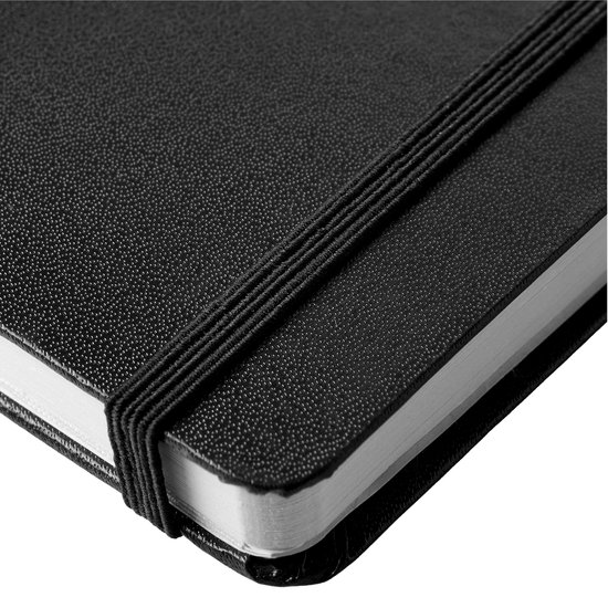 Close-up van een zwart notitieboek met elastische band en textuur.