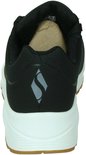 Achterkant van zwarte Skechers Uno sneaker met witte zool en bruine rand.