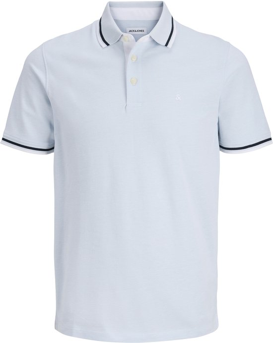 Lichtblauwe Jack & Jones polo met donkerblauwe bies op de kraag en mouwen, en een wit boordje.
