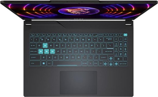 Bovenkant van de open zwarte MSI gaming laptop met verlicht, turquoise toetsenbord en trackpad.
