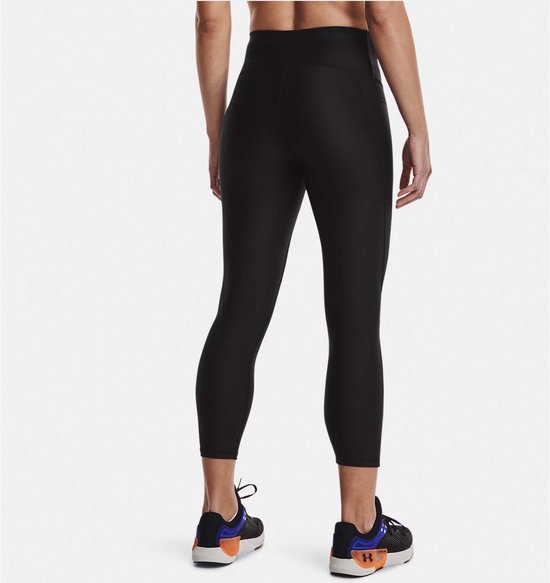 Achterkant van model met zwarte Under Armour sportlegging tot op de enkel.