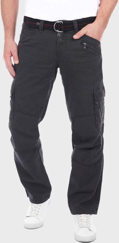 Man in donkergrijze cargobroek, grijze riem met rode stiksels, witte sneakers en een witte T-shirt.